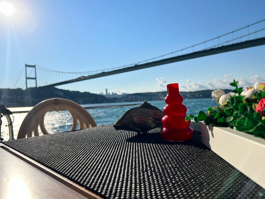 Teknede ve boğazda kahvaltı manzarası